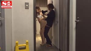 「えっ！ここでヤルの？」三上悠亜に一ヶ月密着して隙あらばいきなり即ズボッ！ 前代未聞ドッキリAV大作戦 — foto 1