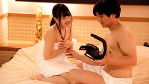 SOD女子社員 元気ハツラツな若手AD女子社員が働くAV撮影の舞台裏大公開！実は現場で男に犯●れてメスイキチ●ポ堕ちしちゃってました◆ — foto 1