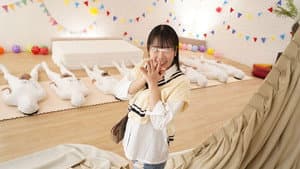 一般男女モニタリングAV 巨乳女子大生限定！目隠し素股でズラ～ッと並んだチ○ポ10本の中から大好きな彼氏のチ○ポ当ててみて！ハズレたらいきなりデカチン即ハメ！形・大きさの異なるフル勃起チ○ポとクリトリスが擦れ合う気持ちよさに我慢できず濡れ出した彼女オマ○コは絶頂が止まらない!! — foto 2