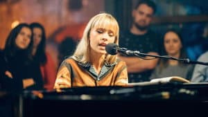 Angèle, seule au piano — foto 1
