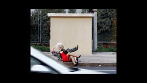 Miss Rimbombanzia doing her makeup in Avenida de los Poblados, 173 — foto 1