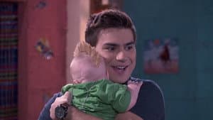 Max carga a su hijo