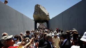Levitated Mass — foto 1