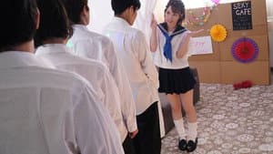 「へぇ…キミこんなチ〇ポしてたんだ？」 学園祭の裏模擬店！行列の出来る過激サービス制服ピンサロ — foto 1